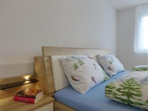 Postel nebo postele na pokoji v ubytování Apartment Feldli by Interhome