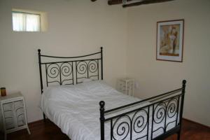 um quarto com uma cama preta e uma colcha branca em Villa Rustica em Pomoshtitsa
