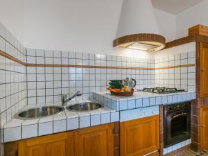 - une cuisine avec deux lavabos et une cuisinière dans l'établissement Apartment Siby-1 by Interhome, à Casale Marittimo