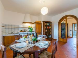 - une salle à manger avec une table et des chaises en bois dans l'établissement Apartment Siby-1 by Interhome, à Casale Marittimo