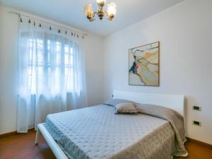 - une chambre avec un lit et une fenêtre dans l'établissement Apartment Siby-1 by Interhome, à Casale Marittimo