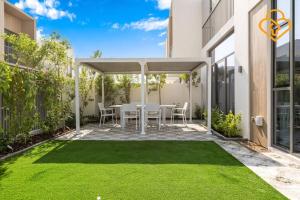 Keysplease Wonderful 4 B/R Home with Garden Arabian Ranches