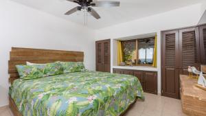 a bedroom with a bed and a ceiling fan at Right on the Beach! 1 Bedroom Ground Floor Ocean Front in Puerto Peñasco +57 photos