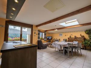 eine Küche und ein Esszimmer mit einem Tisch im Zimmer in der Unterkunft Gîte Ban-sur-Meurthe-Clefcy, 3 pièces, 5 personnes - FR-1-589-137 in Ban-sur-Meurthe-Clefcy