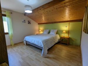 ein Schlafzimmer mit einem Bett und einer Holzdecke in der Unterkunft Gîte Ban-sur-Meurthe-Clefcy, 3 pièces, 5 personnes - FR-1-589-137 in Ban-sur-Meurthe-Clefcy