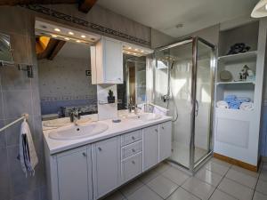 ein Bad mit 2 Waschbecken und einer Dusche in der Unterkunft Gîte Ban-sur-Meurthe-Clefcy, 3 pièces, 5 personnes - FR-1-589-137 in Ban-sur-Meurthe-Clefcy
