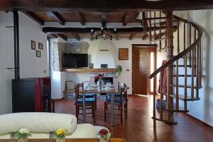 ein Wohnzimmer mit einem Tisch und einem Esszimmer in der Unterkunft Casa Butterfly in Verni