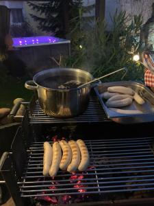 un tas de hot-dogs en train de cuire sur un gril dans l'établissement Hotel Schützenhof mit Wellness, à Bürstadt