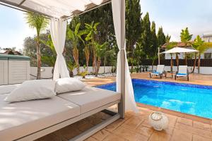 um quarto com uma cama e uma piscina em Villa Lara - 3bed Bangalow with Large Pool em Agia Napa