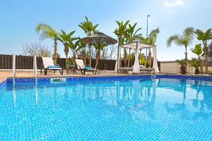 uma piscina com duas cadeiras e um gazebo em Villa Lara - 3bed Bangalow with Large Pool em Agia Napa