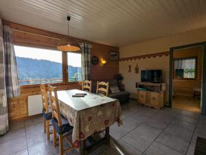 een eetkamer met een tafel en stoelen en een raam bij Gîte Ban-sur-Meurthe-Clefcy, 3 pièces, 4 personnes - FR-1-589-150 in Ban-sur-Meurthe-Clefcy