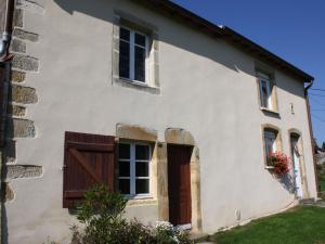 Casa blanca con puerta y ventanas marrones en Gîte Saint-Ouen-lès-Parey, 3 pièces, 4 personnes - FR-1-589-163, en Saint-Ouen-lès-Parey