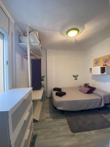 Habitación pequeña con 2 camas en una habitación en Apart. Pineda de Mar-Sea and mountains views, en Pineda de Mar