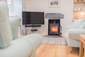 Un televizor și/sau centru de divertisment la Cragg Cottage, award-winning Lake District home near Coniston