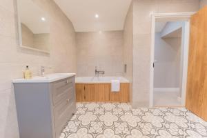 O baie la Cragg Cottage, award-winning Lake District home near Coniston +30 fotografii