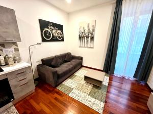 Area tempat duduk di Cosy New Apartment in Portello Certosa