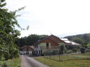 una casa al lado de un camino de tierra en Gîte Le Val-d'Ajol, 2 pièces, 2 personnes - FR-1-589-172 en Le Val-dʼAjol
