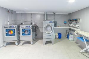 ein Krankenhauszimmer mit drei Waschmaschinen darin in der Unterkunft Montempô Marseille Centre Dôme in Marseille