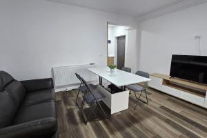 een woonkamer met een witte tafel en een bank bij Nordic Residence 5 in Suceava