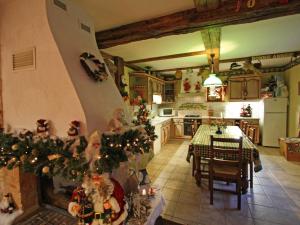 eine Küche mit Weihnachtsbäumen und ein Esszimmer in der Unterkunft Charmant Gîte au Cœur de la Nature Alsacienne - FR-1-589-224 in Provenchères-sur-Fave