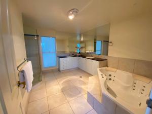 MowbrayIncredible beachfront home, 10 min to Port Douglas - Diamond Cliff的相册照片