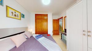 En eller flere senge i et værelse på bungalow lux playa gran Alacant + 71 billeder