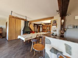 eine große Küche mit einem langen Tisch und Stühlen in der Unterkunft Gîte Vagney, 5 pièces, 8 personnes - FR-1-589-227 in Vagney