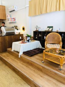 Habitación con mesa en el suelo de madera en Homies.Bkk, en Bangkok