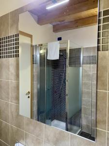 um chuveiro com uma porta de vidro na casa de banho em House of artist em Bérgamo