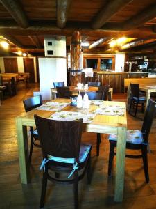 - une salle à manger avec une table et des chaises en bois dans l'établissement Koliba Senica, à Senica