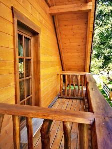 - un banc sur la terrasse couverte d'une cabane en bois dans l'établissement Koliba Senica, à Senica
