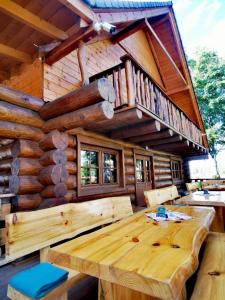 Cette cabane en rondins dispose d'une table en bois et d'un balcon. dans l'établissement Koliba Senica, à Senica