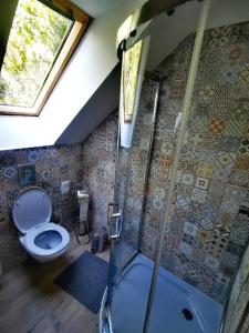 La salle de bains est pourvue d'une douche et de toilettes. dans l'établissement Koliba Senica, à Senica