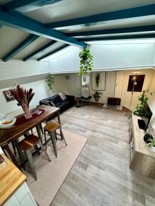 Houseboat in Amsterdam في أمستردام: غرفة معيشة مع طاولة وأريكة