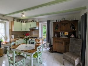 cocina con mesa y sillas en una habitación en Gîte Saulcy-sur-Meurthe, 3 pièces, 4 personnes - FR-1-589-256 en Saulcy-sur-Meurthe