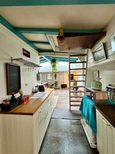A kitchen or kitchenette at Houseboat in Amsterdam