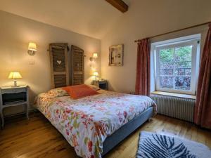 Schlafzimmer mit einem Bett und einem Fenster in der Unterkunft Gîte Saulcy-sur-Meurthe, 3 pièces, 4 personnes - FR-1-589-256 in Saulcy-sur-Meurthe