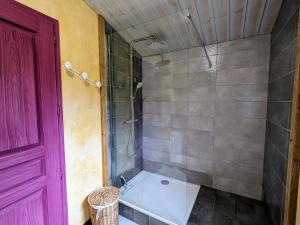 a bathroom with a tub and a glass shower at Chalet en bois avec jardin, proche ski et randonnée, équipé pour 8 pers. à Vagney, Vosges - FR-1-589-283 in Vagney +21 photos