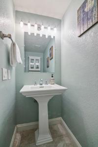 帝王海灘的住宿－IB Coastal Condo In The Heart of it All，浴室设有白色水槽和镜子