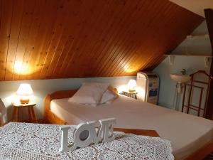 a bedroom with two beds and two tables with lamps at Appartement cosy au cœur de Vagney, proche commerces et sentiers, terrasse et cheminée, à 15km Gérardmer - FR-1-589-304 in Vagney