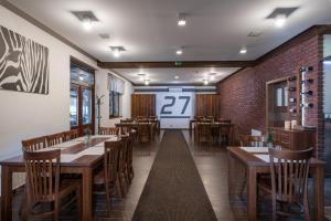 Ein Restaurant oder anderes Speiselokal in der Unterkunft Vila 27 