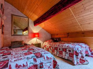 1 dormitorio con 2 camas en una cabaña de madera en Gîte Gérardmer, 2 pièces, 4 personnes - FR-1-589-305 en Gérardmer