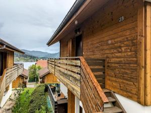 un edificio de madera con escaleras laterales en Gîte Gérardmer, 2 pièces, 4 personnes - FR-1-589-305 en Gérardmer