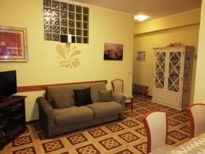 ジャルディーニ・ナクソスにあるCasa Vacanze Rosyのリビングルーム(ソファ、テレビ付)