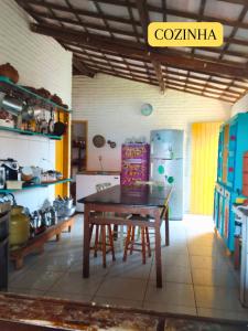 cocina con mesa de madera en una habitación en casa na Taiba - de frente ao mar - piscina - lagoa do kite, en São Gonçalo do Amarante