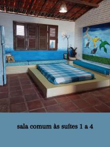 sypialnia z dużym łóżkiem w pokoju w obiekcie casa na Taiba - de frente ao mar - piscina - lagoa do kite w mieście São Gonçalo do Amarante