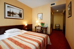 Postel nebo postele na pokoji v ubytování Hotel Wolne Miasto Old Town Gdańsk