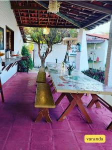 - une table de pique-nique sur la terrasse d'une maison dans l'établissement casa na Taiba - de frente ao mar - piscina - lagoa do kite, à São Gonçalo do Amarante
