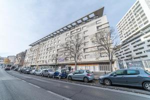 una fila di auto parcheggiate di fronte a un edificio di Montempô Apparthôtel Marseille Centre Euromed a Marsiglia