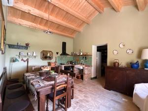 jadalnia ze stołem i kuchnią w obiekcie Cascina La Vigna Country House w mieście Citta' Sant'Angelo